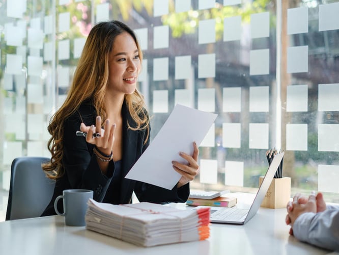 Personalien der Gesundheits- und Sozialwirtschaft im März 2026 (Eine Frau sitzt am Schreibtisch)