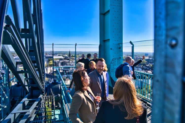 Teilnehmende des Management- und Sozialkongress Soziale Arbeit sind auf dem Förderturm vom Bochumer Bergbaumuseum und unterhalten sich angeregt