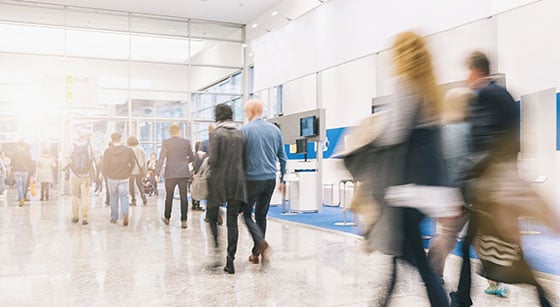 Menschen-auf-Messe-01