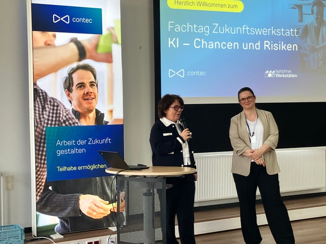 Birgitta Neumann (contec) und Claudia Salterberg (Iserlohner Werkstätten) eröffnen den Fachtag Zukunftswerkstatt zum Thema KI