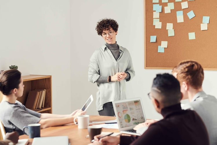 Eine junge Frau hält einen Vortrag zum Thema attraktiver Arbeitgeber