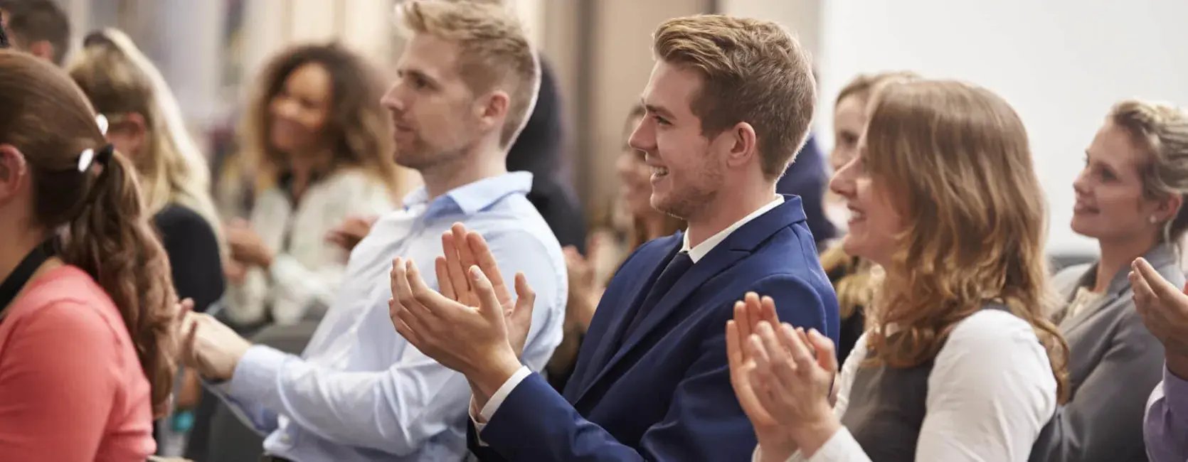 Applaudierende Veranstaltungsbesucher*innen