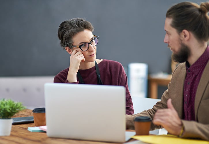 Führungskräfte der Kinder- und Jugendhilfe unterhalten sich über die organisationale Verankerung von demokratischen Grundwerten