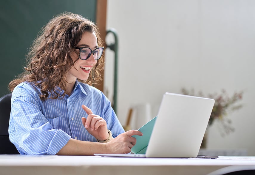 Junge Beraterin der contec Unternehmensberatung, Gesundheits- und Sozialwirtschaft. Die Mitarbeiterin der contec Gesellschaft für Organisationsentwicklung, Personalmanagerin und Coach, schaut auf ihren Laptop