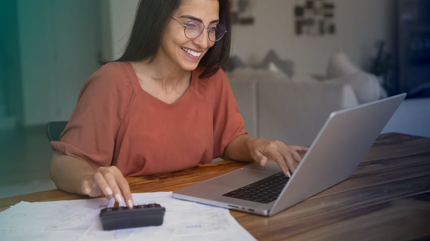Beraterin am Laptop mit Taschenrechner