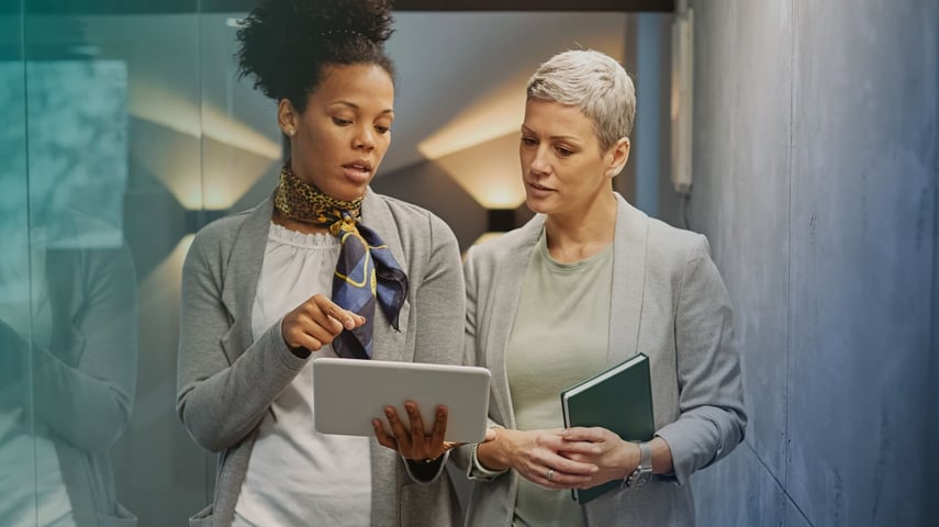 Zwei Beraterinnen im Gespräch mit iPad