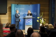 Ministerin Nina Warken spricht mit Detlef Friedrich