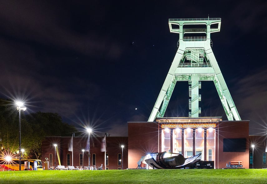 Foto vom Förderturm des Deutschen Bergbaumuseums bei nacht, für Management- und Personalkongress Soziale Arbeit