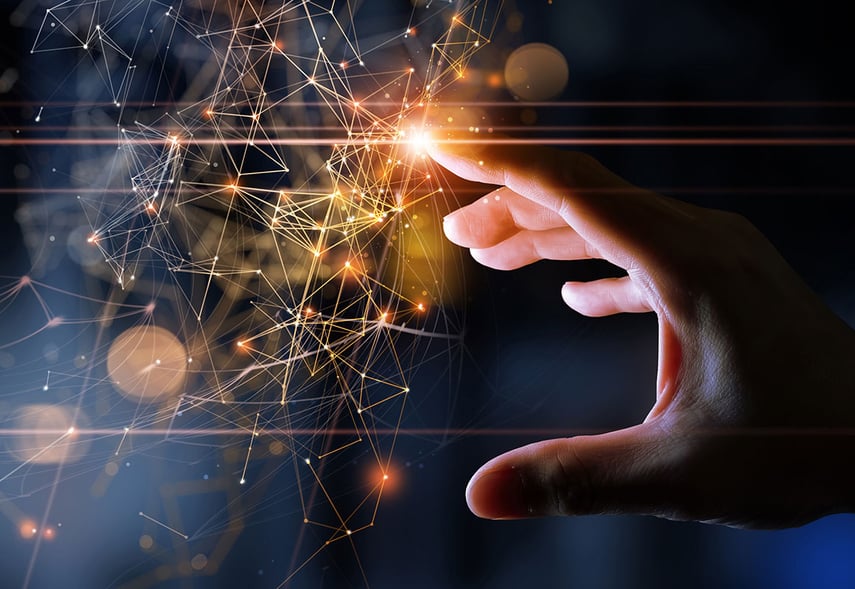 Eine Hand vor einem dunklen Hintergrund fasst ein künstliches Netzwerk an.