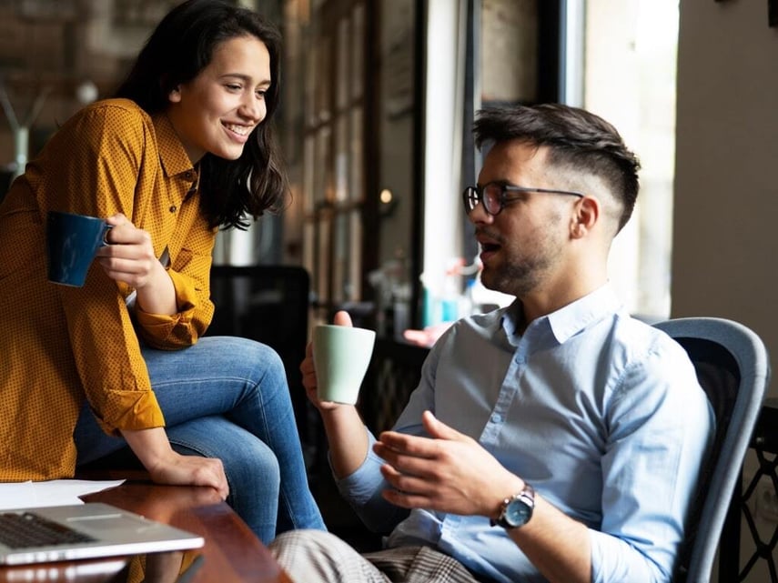 Entspannte Gesprächssituation am Schreibtisch