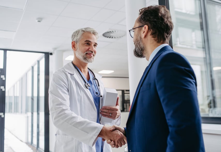 Ein Arzt begrüßt einen Berater der contec GmbH Unternehmensberatung und Personalberatung der Gesundheitswirtschaft und Sozialwirtschaft