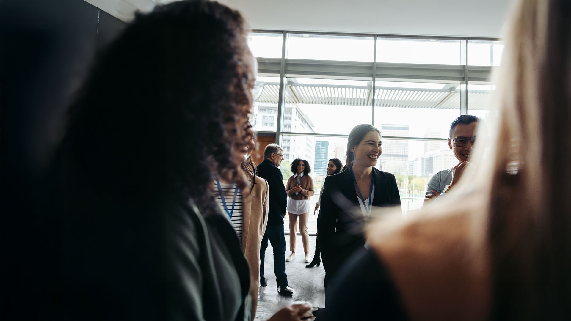 Berater*innen und Kund*innen der contec GmbH Unternehmensberatung und Personalberatung der Gesundheitswirtschaft und Sozialwirtschaft stehen bei einem Business Networking Event zusammen und Vernetzen sich.