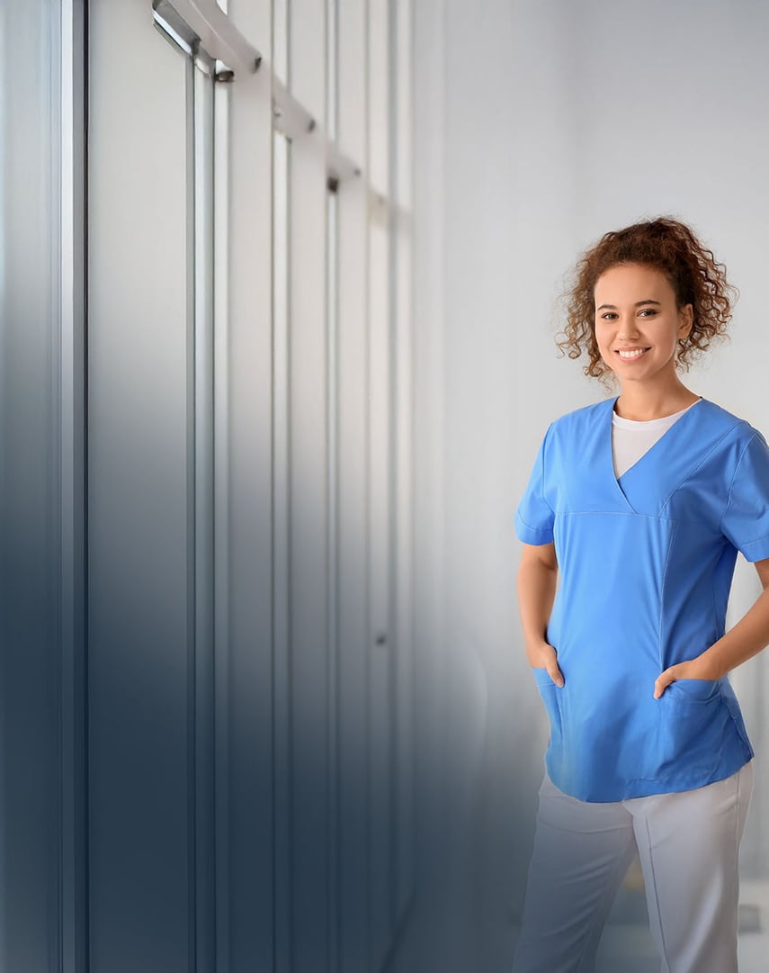 Auf dem Bild ist eine Junge Pflegerin zu sehen, die die Leistung Personalbemessung in der Pflege aus dem Fachbereich Pflege in der  contec GmbH Unternehmensberatung und Personalberatung der Gesundheitswirtschaft und Sozialwirtschaft repräsentiert