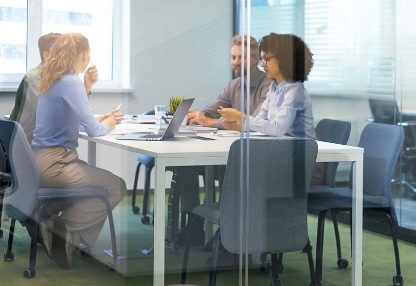 Eine Gruppe Beraterinnen und Berater der contec GmbH Unternehmensberatung und Personalberatung der Gesundheitswirtschaft und Sozialwirtschaft für den Fachbereich Strategieberatung Strategie