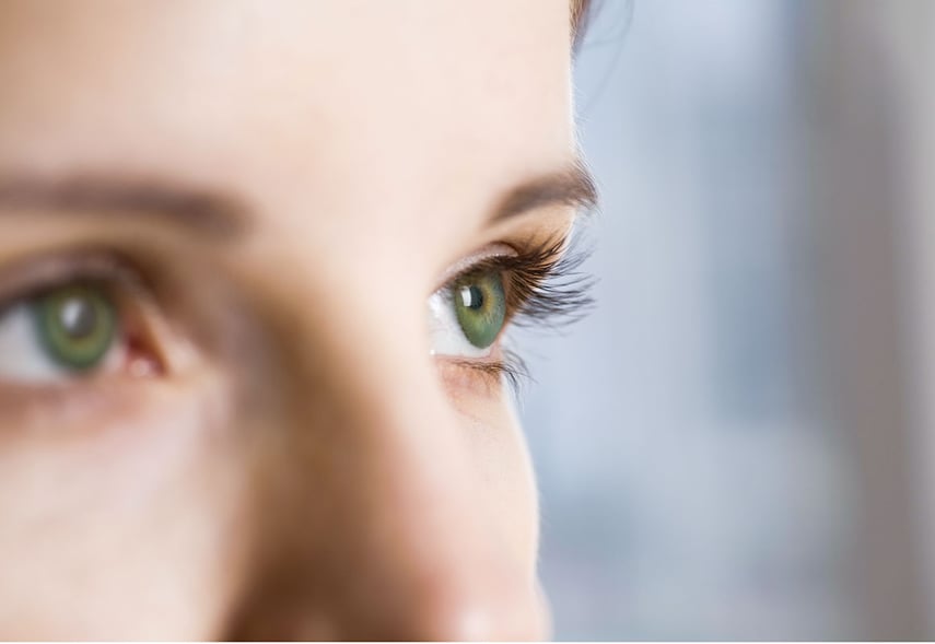 Eine Beraterinnen der contec GmbH Unternehmensberatung und Personalberatung der Gesundheitswirtschaft und Sozialwirtschaft für den Fachbereich Strategieberatung sieht in die Ferne