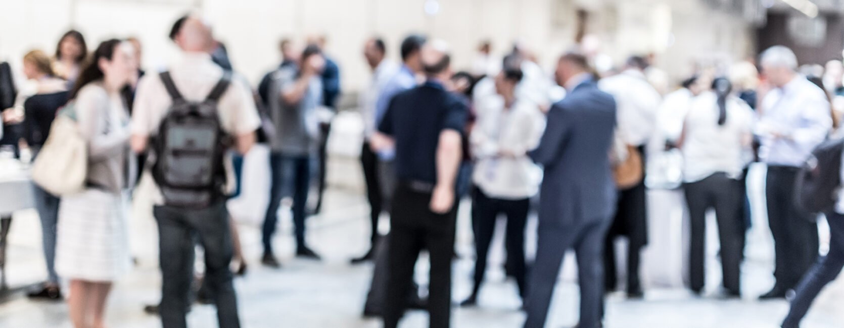 Menschen stehen vor einem Gebäude und unterhalten sich