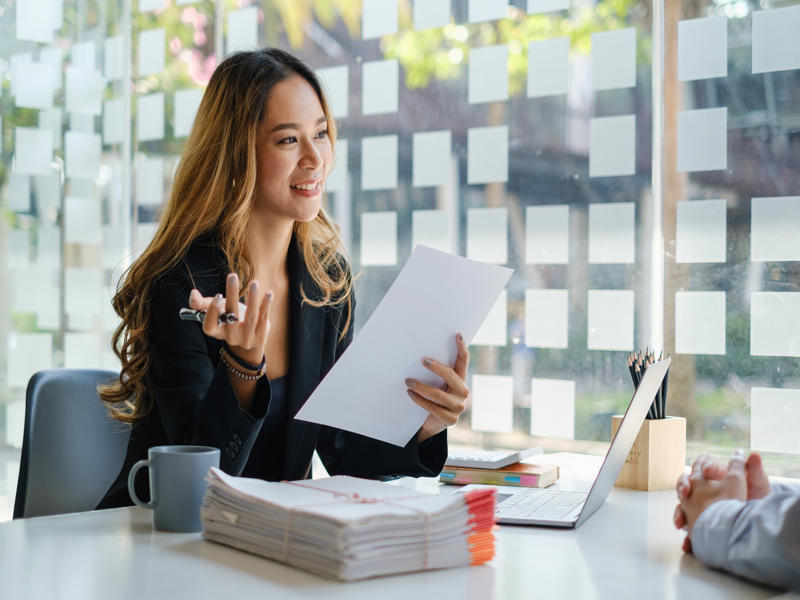 Personalien der Gesundheits- und Sozialwirtschaft im März 2026 (Eine Frau sitzt am Schreibtisch)