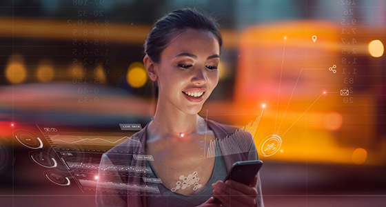 Eine Frau mit einem Smartphone, die bei einem Aktuelle KI-Webinar von contec teilnimmt