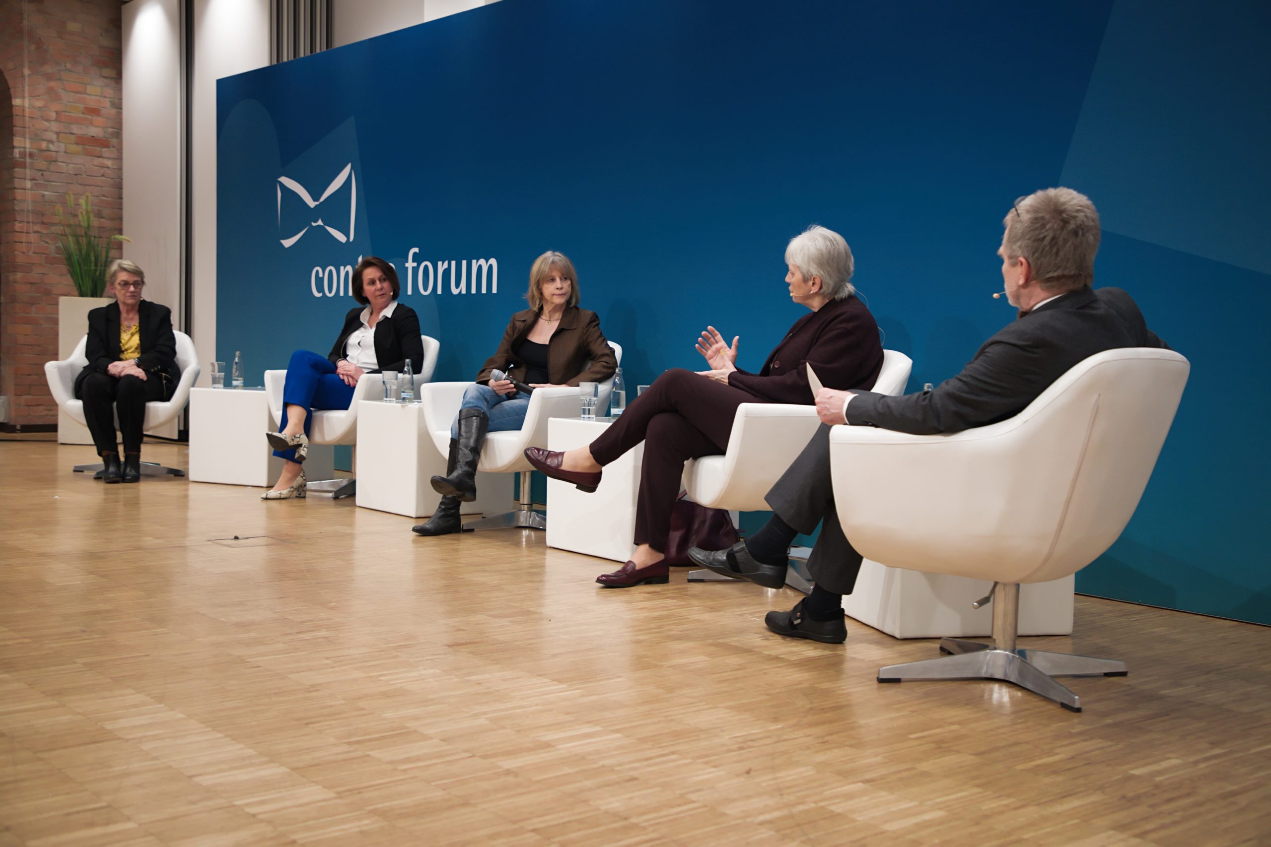 Mitglieder einer Diskussionsrunde auf der Bühne des 18. contec forums.