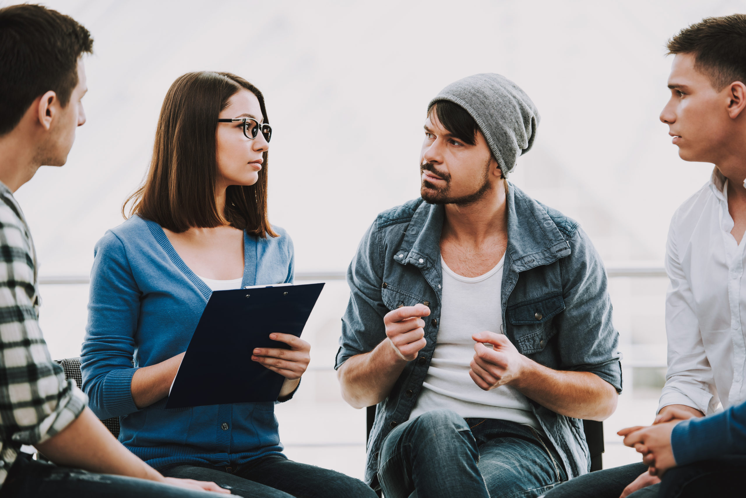 Eine Mitarbeiterin und ein Mitarbeiter der Kinder- und Jugendhilfe sind in ein Gespräch vertieft.