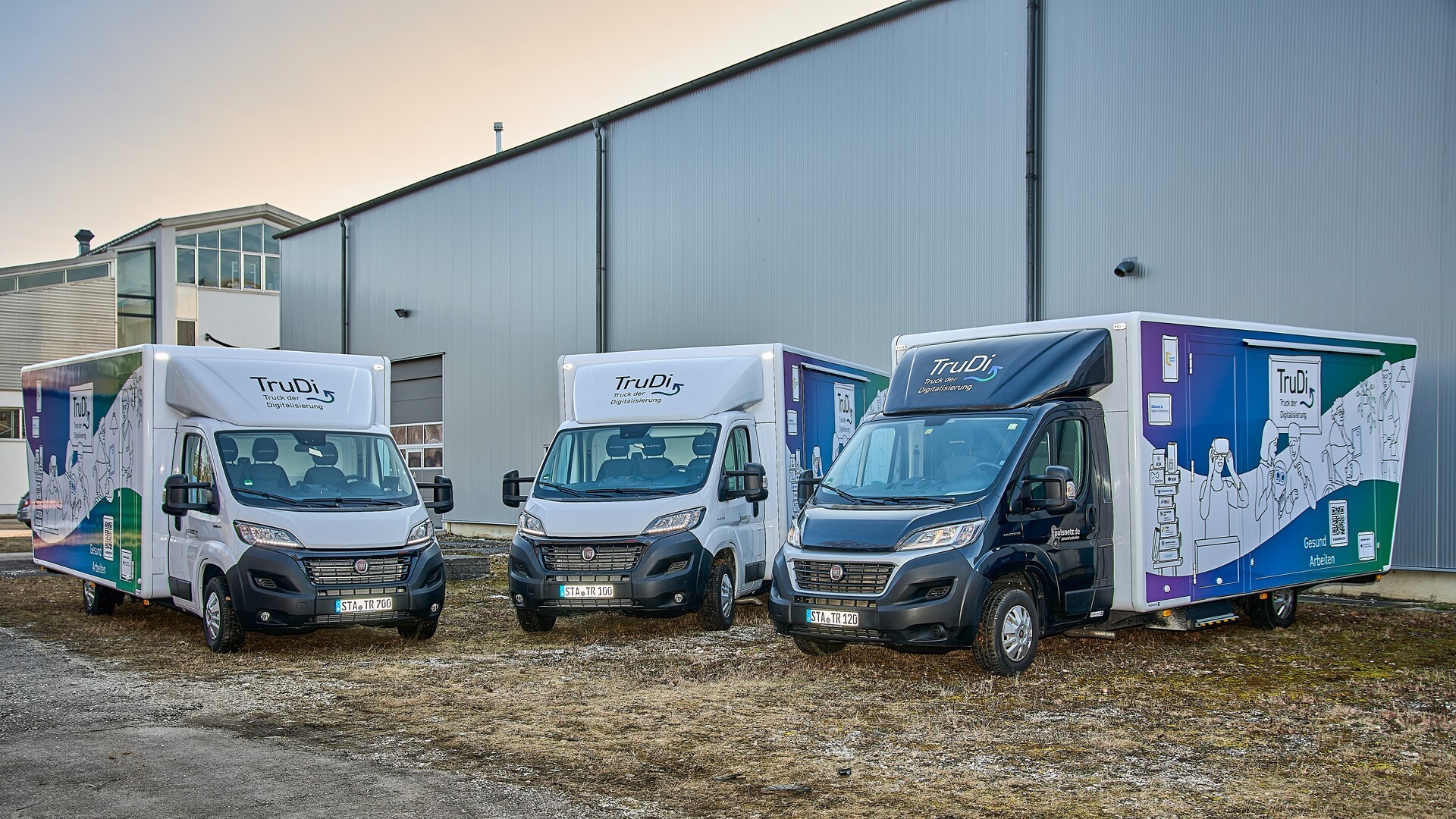 Drei Fahrzeuge, die als Trucks der Digitalisierung (Trudi) eingesetzt werden.