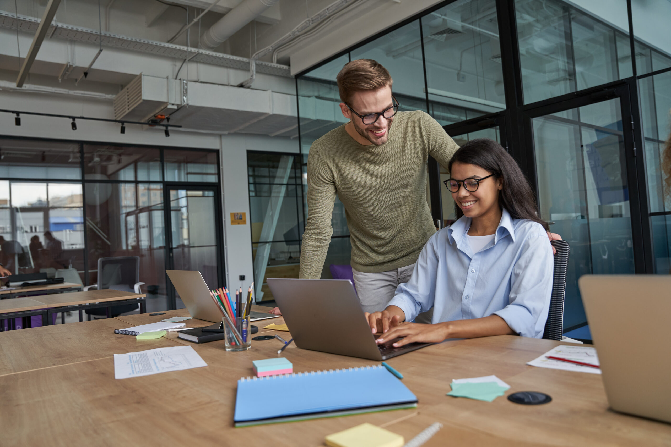 Personalien der Gesundheits- und Sozialwirtschaft im April 2025: Ein Fachkraft weist eine neue Mitarbeiterin an einem Schreibtisch im Büro ein.