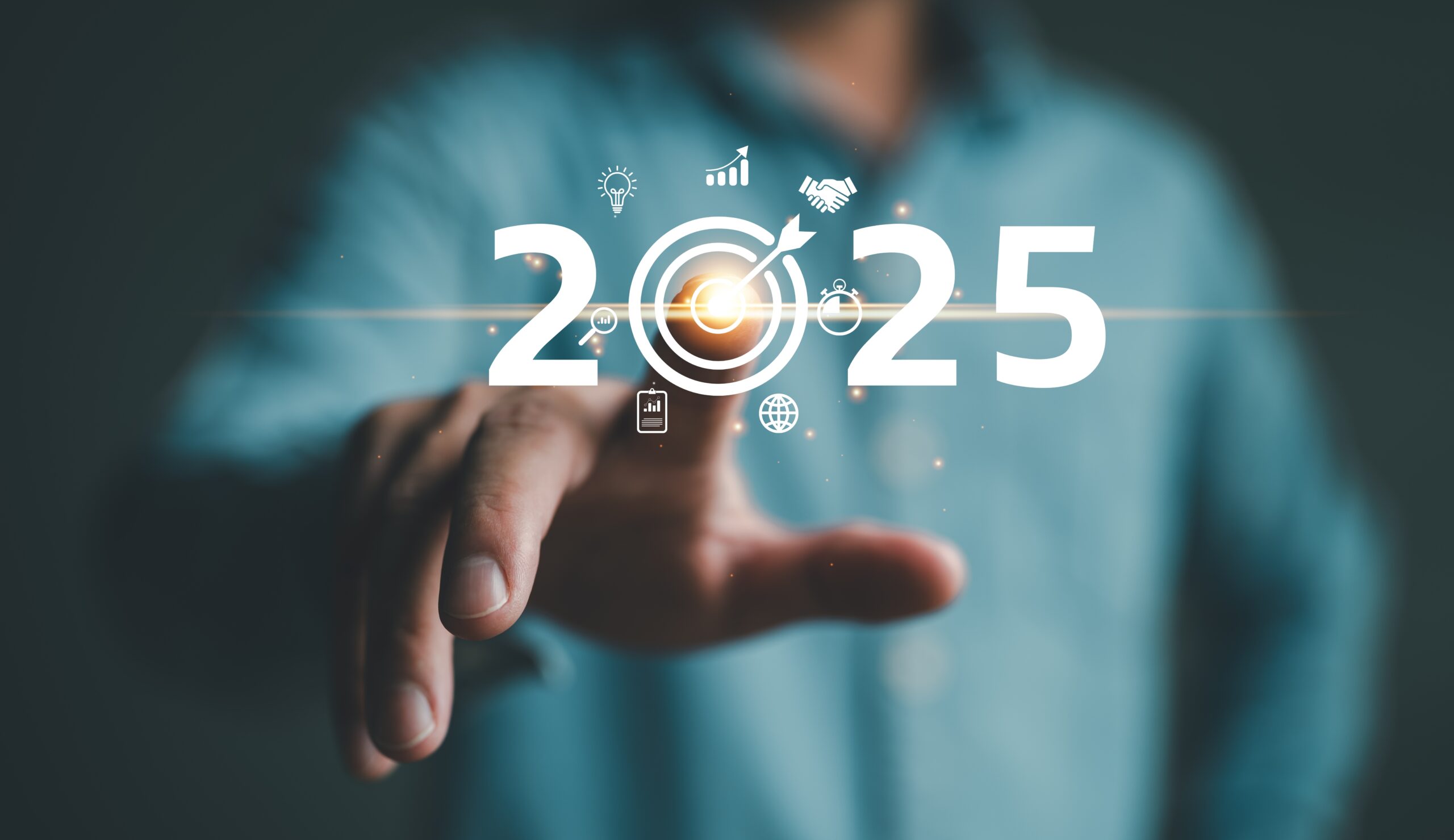 Eine Hand zeigt auf eine freigestellte 2025 mit einer Zielscheibe als 0. Symbolbild Krankenhausreform