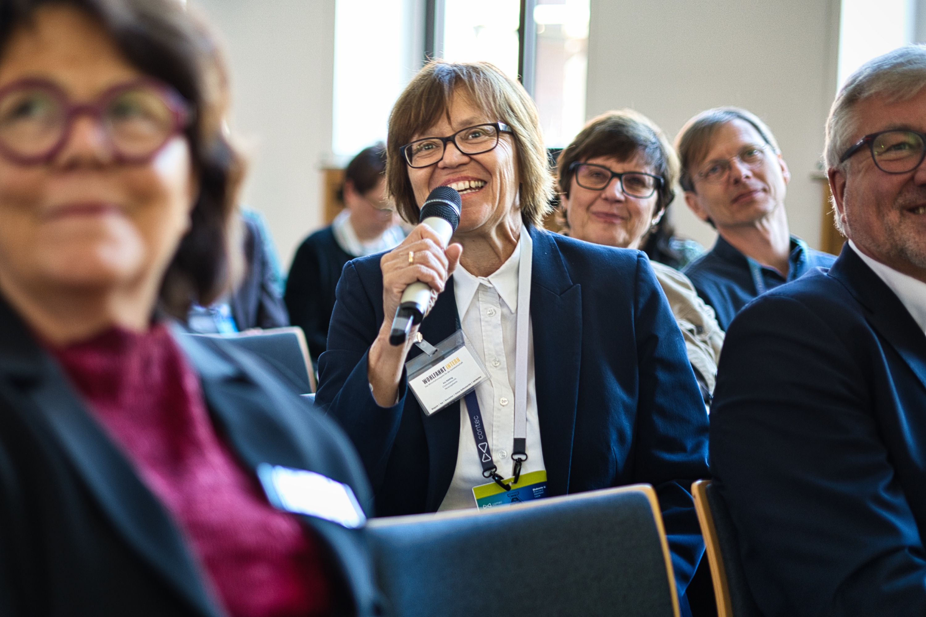 Personalkongress contec und Diakonie RWL: Eine Teilnehmerin spricht in ein Mikro.