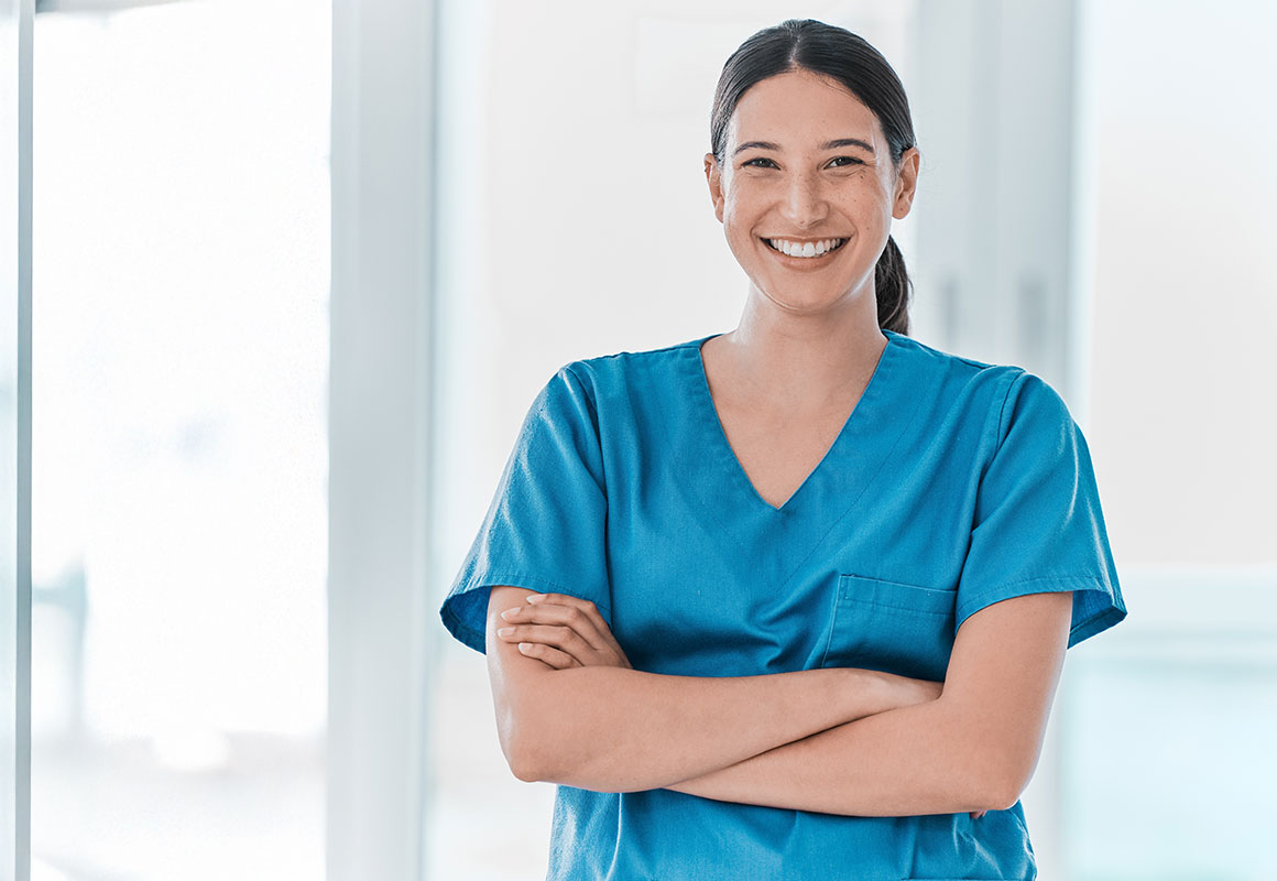 Auf dem Bild ist eine junge Pflegerin zu sehen, die die Leistung Personalbemessung in der Pflege aus dem Fachbereich Pflege in der contec GmbH Unternehmensberatung und Personalberatung der Gesundheitswirtschaft und Sozialwirtschaft repräsentiert