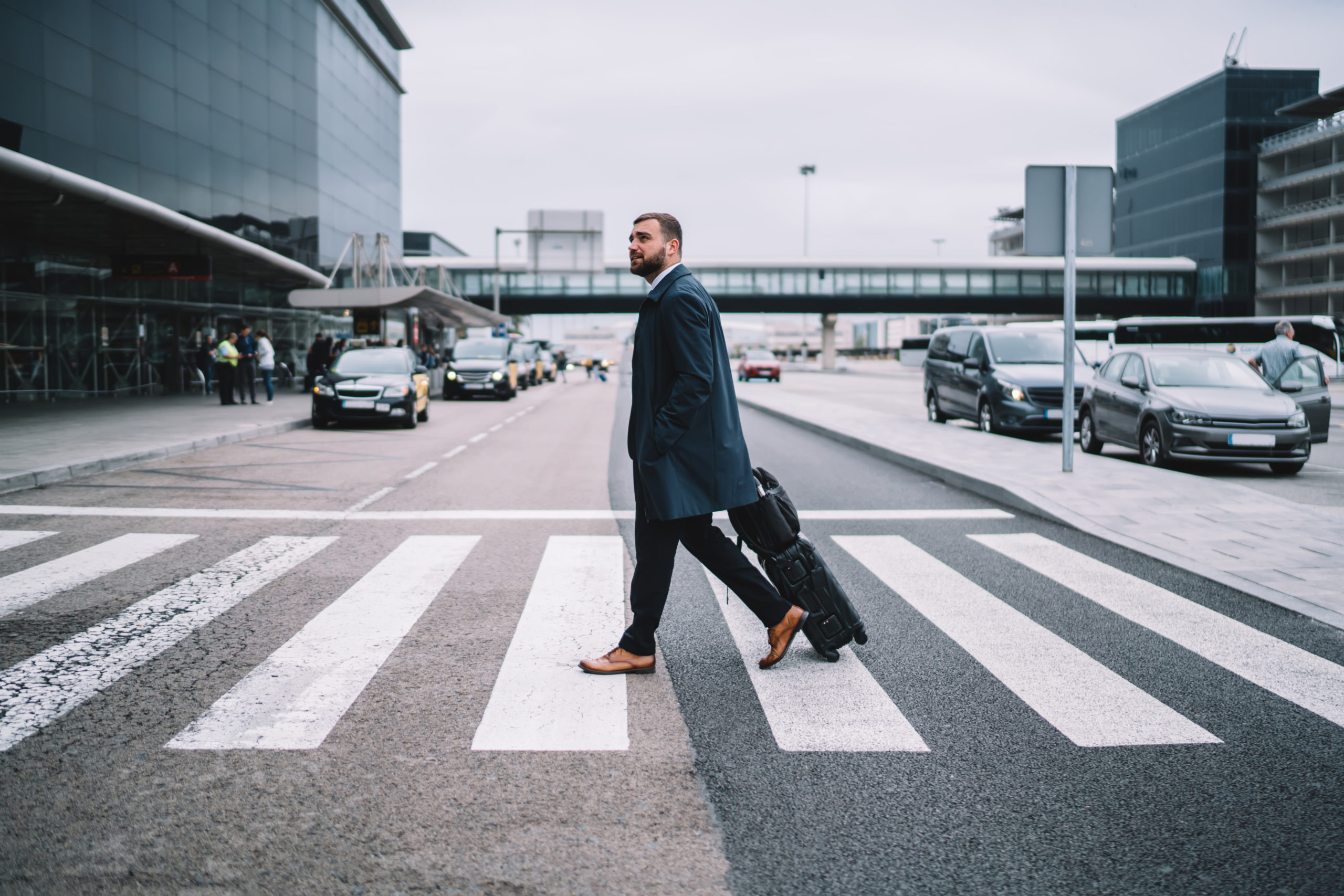 Mann mit Koffer läuft über einen Zebrastreifen_Employee Journey