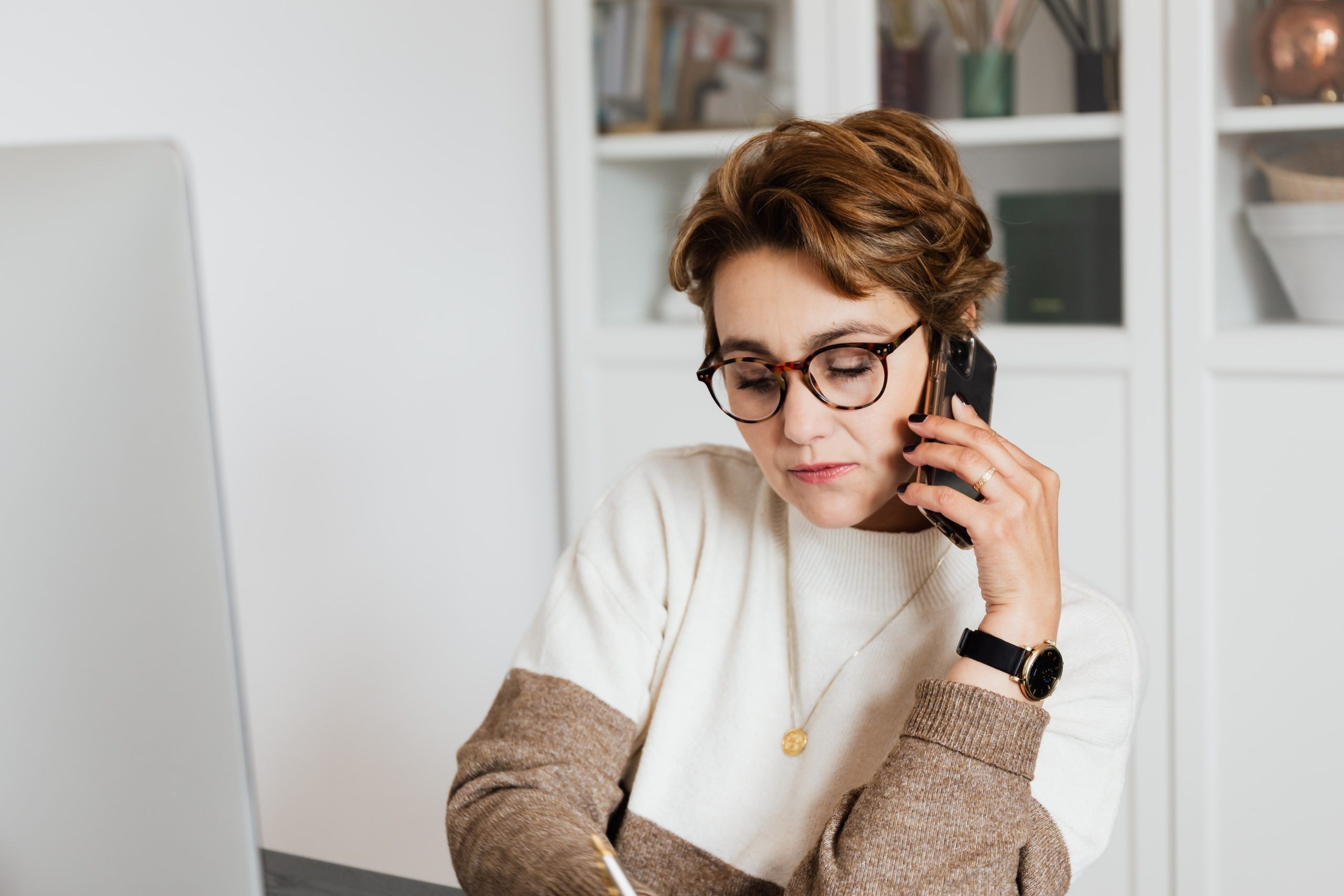 Einrichtungsleitung -Frau telefoniert