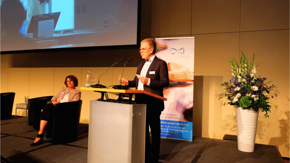 Detlef Friedrich steht auf dem Podium und eröffnet das contec forum