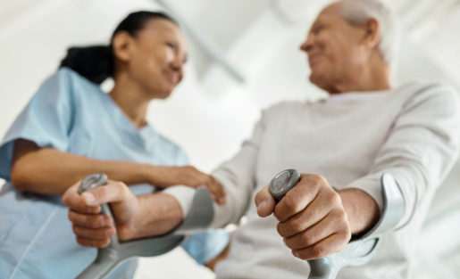 Pflege ist „existenzrelevant“:  Annemarie Fajardo und Birgit Ehrenfels im Interview