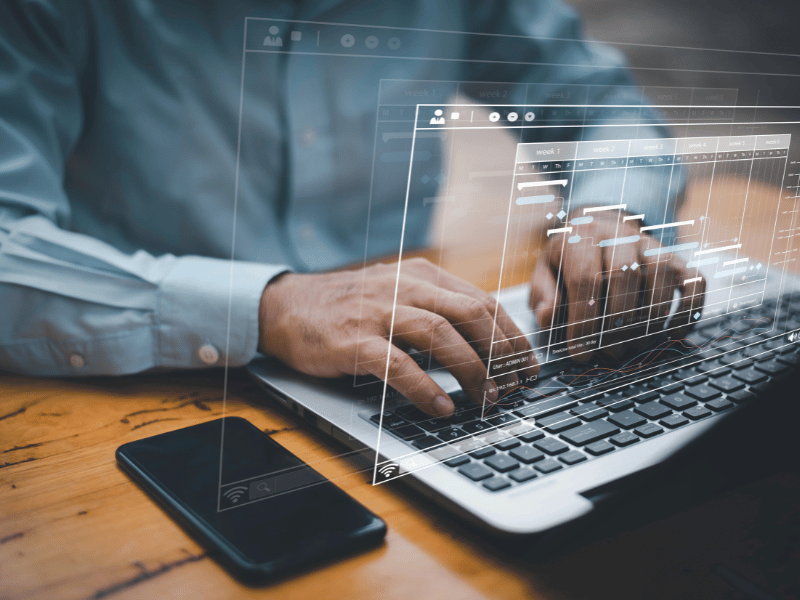Männliche Person arbeitet am Laptop