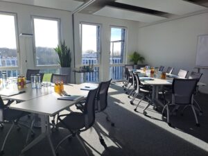 Zwei Thementische, die für das Fachkräfte World Café im Bochumer Büro der contec GmbH vorbereitet wurden.