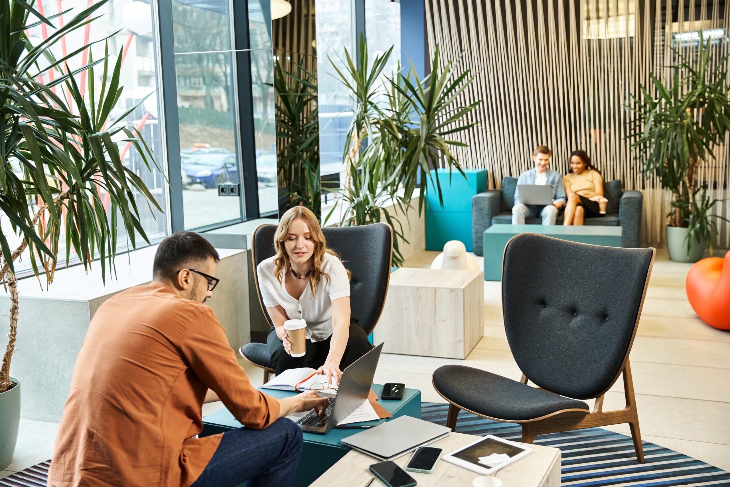 Arbeitskolleg*innen sitzen in einem modernen Büro.