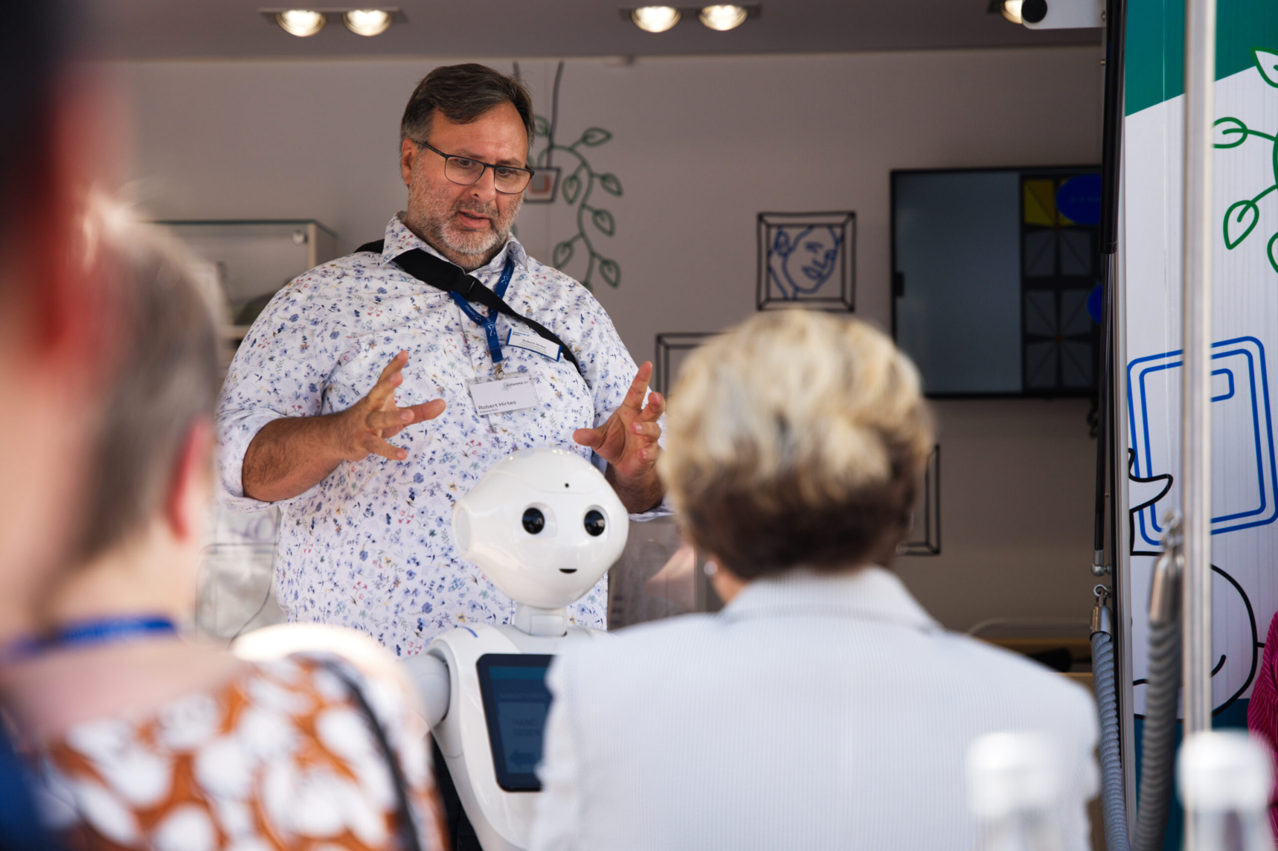 Im Truck der Digitalisierung (TruDi) demonstriert Robert Hirtes (Diakonie Ruhr) den Kommunikationsroboter Pepper